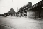 Göteborg. Viadukt för Västkustbane- och Boråsjärnvägarna. BroprovningsvagnI bakgrunden tronar Skansen Westgötha Leijon, i dagligt tal Skansen Lejonet eller äldsta benämning Gullberg Skantz. Den ligger på Gullberget vid Gullbergsvass i Göteborg. Uppfördes av Erik Dahlbergh och stod klar år 1694.
Den var en viktig del av Göteborgs försvar fram till 1822. Därefter blev den förråd för den kruttillverkning som då bedrevs på Lejongatan, nuvarande Kruthusgatan.
Då man borrade vid Gullbergsvass, cirka 400 meter från Skansen Lejonet, upptäcktes en hälsokälla som innehöll ämnen som klornatrium, jod och bromsalter. Källan hade uppmärksammats redan av Carl von Linné vid hans Västgötaresa 1746.
Skansen gick ur militär tjänst 1942, renoverades på 1970-talet och blev förbundsborg för Götiska Förbundet 1974