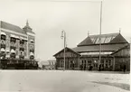 Helsingborgs färjestation.
Post- och resgodsvagnen är före detta personvagnen Statens Järnvägar, SJ Cob 1143, vilken byggdes om till postvagn 1901. Vagnen fick en inbyggd plattform 1910.
TT