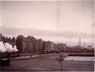 Helsingborg omkring år 1899.
Tåg mellan Helsingborg C och ångfärjestationen