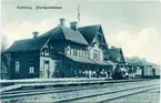 Resande och stationspersonal på Karlborgs Järnvägsstation