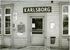 Bild tagen på  framsidan av Karlsborgs Stationshus 1986-05-05, en torsdag