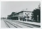 Kil station ligger vid Storgatan i centrala Kil. Det finns tre perronger där tåg avgår ifrån. Dessa nås via en spårövergång. Det finns dessutom en busshållplats utanför stationshusets entré. 

Den nuvarande stationen, ett tvåvåningshus i tegel, togs i bruk år 1879 i samband med tillkomsten av Bergslagernas Järnvägar (BJ). 1920 byggdes huset ut med bostadslägenheter. Sedan dess har endast invändiga förändringar gjorts. Stationshuset har två entréer. I stationshuset finns idag väntsal med toaletter, kafé och en biljettautomat.