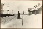 Hög signalledningsstolpe på malmbangården.