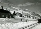 Kopparåsen station. Motordressin med gengasdrift till höger i bild.