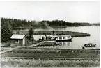 Ångbåtsbrygga med ångbåten Korså 1 vid Korsån station i södra änden av sjön Hyen, man kan se lastplatsens spår i förgrunden.