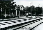 Kortfors station. Två kvinnor samtalar.