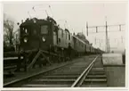 Första el provtåget på linjen Stockholms central - Krylbo ankom den 15 december 1934. Fotot taget under gångbron på spår 1 med stationshuset i bakgrunden. SJ D ellok.