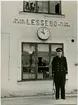 Stins Å Nordin stående vid Lessebo Stationshus.