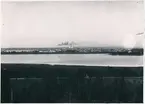 Vy över Luleå med bland annat järnvägsstationen och domkyrkan.
År 1894?