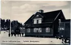 Godsvagn och personal vid Lycksele station. SJ G 8592