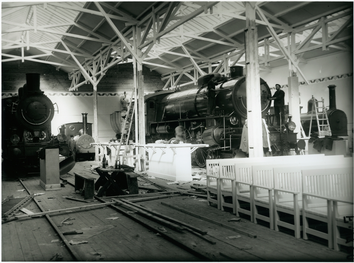 Ånglok F 1200.
Tillverkningsnummer: NH 1020. Överhettare W. Schmidts patent.
Längd: 21,3 m
Vikt: 142 ton
Höjd på drivhjulen: 1880 mm
Högsta tillåtna hastighet: 90 km/h framåt och 60 km/h bakåt
Effekt: 1550 hk
Kolförråd: 6,5 ton
Vattenförråd: 25 kbm

Se även F 1202, Jvm 20813.