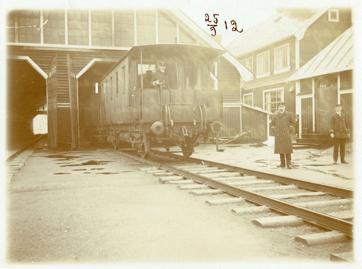 Vy på Riksgränsens station innan Distrikt chef C.T. Bruvelius sista inspektionsresa. Till högeri bils står tillförordnad trafikinspektör A. Westman och Stationsinspektor H. Allert.