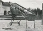 Transportör för lastning av gods på överförningsvagn från zinkvittfabriken i Rånäs, maj 1956.