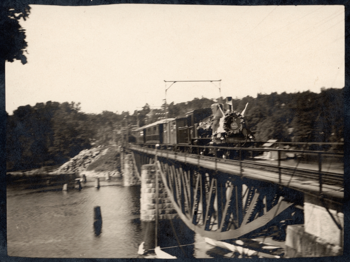 Kungatåg på Stocksundsbron.





Lok i bild:  SRJ 19 tillverkat 1908 och på dess front hänger Upplands vapen.