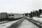 Motorvagn Statens Järnvägar, SJ Y1 1364, och timmertransportvagnar SJ Lp på Storumans stationsområde