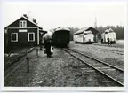 Ånglok och Hilding Carlsson motorvagn vid Svensbro Station.