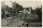 Urspårning natten mellan 2 och 3 oktober 1948. Arbetare som håller på att städa upp på olyckplatsen.