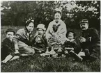 Sävsjö. Stationsinspektor Kull med familj i det gröna . Foto 1877-1889
