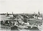 Utsikt från Katarinahissen, 1930, innan Slussbygget påbörjats och hissen rivits.
Svängbron öppen.
