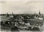 Stockholm utkik från Katarinahissen 1930, innan slussbygget påbörjades och hissen rivits. Denna utsikt är numera historisk. Gamla riksdagshusets flygel mot Mälaren påbyggd och fullbordas 1908 efter ritningar av frun jonasson. Uppgift från stadsmuseets bildarkiv i 1956 06 12.