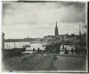 Järnvägsbron fotat från Södermalm, med ångbåtar.