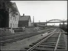 Karlberg. Höjning av huvudspåren över vägporterna vid Rörstrand. S:t Eriksbron i bakgrunden. Atlasområdet till vänster bortom bron, Rörstrandsområdet hitom bron till vänster i bild.