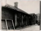 Gamla kåken vid Bryggargatan 1916, på vänstra sidan om järnvägen.