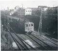 Stockholms södra station. D-loks draget persontåg söderut strax efter bron vid Ringvägen.