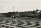 Tomteboda. Statens Järnvägar, SJ. Lokstallarna med ånglok och godsvagnar.