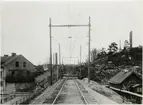 Tomteboda. Statens Järnvägar, SJ. Tomteboda-Värtan. Elprovsträckan vid  Albano, en järnvägsstation mellan Karlberg- Värtan. Kontaktledning med dubbla stolpar och två bärtrådar.