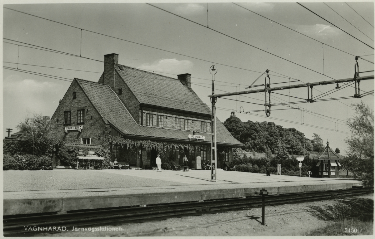 Bangården och stationshuset med resande. Pressbyråns vykort 5450.