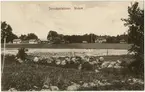 Uddevalla - Vänersborg - Herrljunga Järnväg, UVHJ. Stavningreformen utfördes mellan 1889 - 1906 då många gamla namn fick nya stavningar såsom Wedum till Vedum.