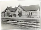 Skåne - Hallands Järnväg, SHJ. Stationen anlades 1885. Stationshusets expeditionslokaler utvidgades och väntsalen moderniserades 1947.