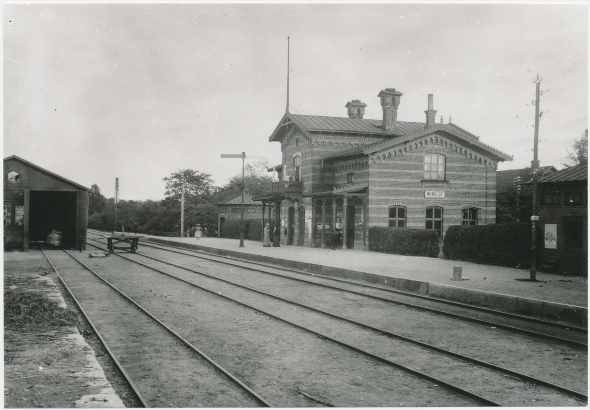 Stationen öppnad 1865. En- och enhalvvånings stationshus i tegel. Huset ritades av arkitekten C Adelsköld. Godstrafiken nedlagd 1990.