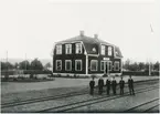 Stationen öppnad 1911.Tvåvånings stationshus i trä. Stins J Lengqvist är på bilden med personalen. Han var aktiv som stationsföreståndare under perioden 1911-1943.