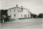 Stationshus från gatusidan efter nedläggningen. Stationen öppnad 1911. Godstrafiken nedlagd i etapper 1965-1986. Persontrafiken nedlagd 1984.