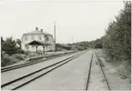 Fotot på stationen efter trafik nedläggningen. Stationen öppnad 1911. Godstrafiken nedlagd i etapper 1965-1986. Persontrafiken nedlagd 1984.