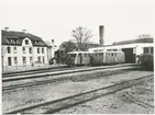 Rälsbussar utanför garaget. Visby station öppnad öppnad 1878 av Gotland Järnvägar, GJ. Då byggdes tvåvånings stationshus i sten. Nytt magasin uppfördes 1912. Rälsbussgarage med fyra portar byggdes 1945. GJ förstatligades 1947. Den allmänna trafiken lades ned 1960. Enskild godstrafik i Visby Andelsslakteris regi bedrevs på sträckan Slakteriet-Visby hamn fram till maj 1962.