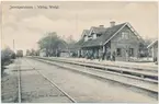 Väring station. Stationshuset byggdes och banan öppnades 1859. Stationshuset har byggts till två gånger på 1890-talet. Ett nytt stationshus byggdes 1948 och då revs det gamla. Vid rivningen påträffades en anteckning på en takbjälke 