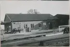 Väringe. Det nya moderna stationshuset. Statens Järnvägar, SJ.Stationshuset byggdes och banan öppnades 1859. Stationshuset har byggts till två gånger på 1890-talet. Ett nytt stationshus byggdes 1948 och då revs det gamla. Vid rivningen påträffades en anteckning på en takbjälke 