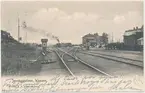 Wernamo station. Halmstad-Nässjö Järnväg, HNJ. Första stationshuset byggdes 1877 och revs 1995 för att det stod i vägen för en planerad  vägkorsning. Första lokstallet byggdes 1875 men revs 1894 och ett nytt byggdes på annan plats på bangården. Ett nytt stationshus byggdes 1899 av Skånes-Smålands Järnväg, SSJ men byggnaden användes aldrig som järnvägsstation då SSj och HNJ enades om att använda HNJ station. 1902 byggdes ett nytt gemensamt stationshus vid godsmagasinet. 1903 anslöts Borås- Alvesta, BAJ hit och då byggdes ett nytt godsmagasin som  bekostades av BAJ. Detta magasin tillbyggdes 1918 och 1935. HNJs gamla stationshus flyttades 1902 och blev bostads- och överliggningshus.