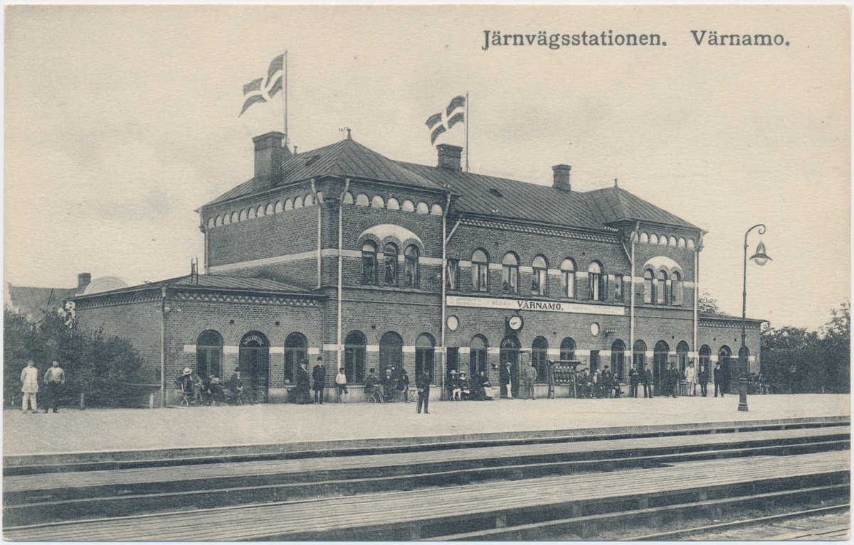 Värnamo station. Halmstad-Nässjö Järnväg, HNJ. Första stationshuset byggdes 1877 och revs 1995 för att det stod i vägen för en planerad  vägkorsning. Första lokstallet byggdes 1875 men revs 1894 och ett nytt byggdes på annan plats på bangården. Ett nytt stationshus byggdes 1899 av Skånes-Smålands Järnväg, SSJ men byggnaden användes aldrig som järnvägsstation då SSj och HNJ enades om att använda HNJ station. 1902 byggdes ett nytt gemensamt stationshus vid godsmagasinet. 1903 anslöts Borås- Alvesta, BAJ hit och då byggdes ett nytt godsmagasin som  bekostades av BAJ. Detta magasin tillbyggdes 1918 och 1935. HNJs gamla stationshus flyttades 1902 och blev bostads- och överliggningshus.