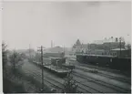 Värnamo station med bangård.Halmstad-Nässjö Järnväg, HNJ. Första stationshuset byggdes 1877 och revs 1995. för att det stod i vägen för en planerad  vägkorsning. Första lokstallet byggdes 1875 men revs 1894 och ett nytt byggdes på annan plats på bangården. Ett nytt stationshus byggdes 1899 av Skånes-Smålands Järnväg, SSJ men byggnaden användes aldrig som järnvägsstation då SSj och HNJ enades om att använda HNJ station. 1902 byggdes ett nytt gemensamt stationshus vid godsmagasinet. 1903 anslöts Borås- Alvesta, BAJ hit och då byggdes ett nytt godsmagasin som  bekostades av BAJ. Detta magasin tillbyggdes 1918 och 1935. HNJs gamla stationshus flyttades 1902 och blev bostads- och överliggningshus.