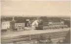 Värnamo station. Halmstad-Nässjö Järnväg, HNJ. Första stationshuset byggdes 1877 och revs 1995. för att det stod i vägen för en planerad  vägkorsning. Första lokstallet byggdes 1875 men revs 1894 och ett nytt byggdes på annan plats på bangården. Ett nytt stationshus byggdes 1899 av Skånes-Smålands Järnväg, SSJ men byggnaden användes aldrig som järnvägsstation då SSj och HNJ enades om att använda HNJ station. 1902 byggdes ett nytt gemensamt stationshus vid godsmagasinet. 1903 anslöts Borås- Alvesta, BAJ hit och då byggdes ett nytt godsmagasin som  bekostades av BAJ. Detta magasin tillbyggdes 1918 och 1935. HNJs gamla stationshus flyttades 1902 och blev bostads- och överliggningshus.