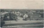 Värnamo station. Utsikt från Strandbergs kulle. Halmstad-Nässjö Järnväg, HNJ. Första stationshuset byggdes 1877 och revs 1995. för att det stod i vägen för en planerad  vägkorsning. Första lokstallet byggdes 1875 men revs 1894 och ett nytt byggdes på annan plats på bangården. Ett nytt stationshus byggdes 1899 av Skånes-Smålands Järnväg, SSJ men byggnaden användes aldrig som järnvägsstation då SSj och HNJ enades om att använda HNJ station. 1902 byggdes ett nytt gemensamt stationshus vid godsmagasinet. 1903 anslöts Borås- Alvesta, BAJ hit och då byggdes ett nytt godsmagasin som  bekostades av BAJ. Detta magasin tillbyggdes 1918 och 1935. HNJs gamla stationshus flyttades 1902 och blev bostads- och överliggningshus.