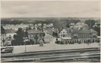 Värnamo station. Utsikt från Strandbergs kulle. Halmstad-Nässjö Järnväg, HNJ. Första stationshuset byggdes 1877 och revs 1995. för att det stod i vägen för en planerad  vägkorsning. Första lokstallet byggdes 1875 men revs 1894 och ett nytt byggdes på annan plats på bangården. Ett nytt stationshus byggdes 1899 av Skånes-Smålands Järnväg, SSJ men byggnaden användes aldrig som järnvägsstation då SSj och HNJ enades om att använda HNJ station. 1902 byggdes ett nytt gemensamt stationshus vid godsmagasinet. 1903 anslöts Borås- Alvesta, BAJ hit och då byggdes ett nytt godsmagasin som  bekostades av BAJ. Detta magasin tillbyggdes 1918 och 1935. HNJs gamla stationshus flyttades 1902 och blev bostads- och överliggningshus.