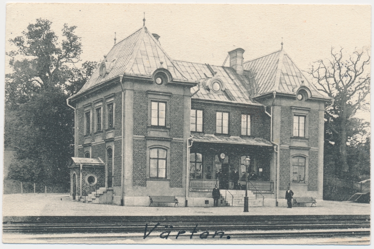 Värtans station. Statens Järnvägar, SJ. Stationen byggdes och banan öppnades 1882. Provelektrifiering genomfördes1905 men den lades ner. 1940 elektrifierades banan slutgitligt. Banan lades ner 1913 och då blev stationshuset överflödigt. Under 1970-talet användes stationshuset som postkontor och idag är det ett kontorshus.