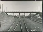 Värtan. Spårvägsbron före spårutvidgningen.Statens Järnvägar, SJ. Banan öppnades 1882.  Provelektrifiering genomfördes1905 men den lades ner. 1940 elektrifierades banan slutgitligt.