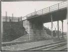 Värtan. Spårvägsbron.Statens Järnvägar, SJ. Banan öppnades 1882.  Provelektrifiering genomfördes1905 men den lades ner. 1940 elektrifierades banan slutgitligt.