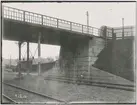 Värtan. Spårvägsbron.Statens Järnvägar, SJ. Banan öppnades 1882.  Provelektrifiering genomfördes1905 men den lades ner. 1940 elektrifierades banan slutgitligt.